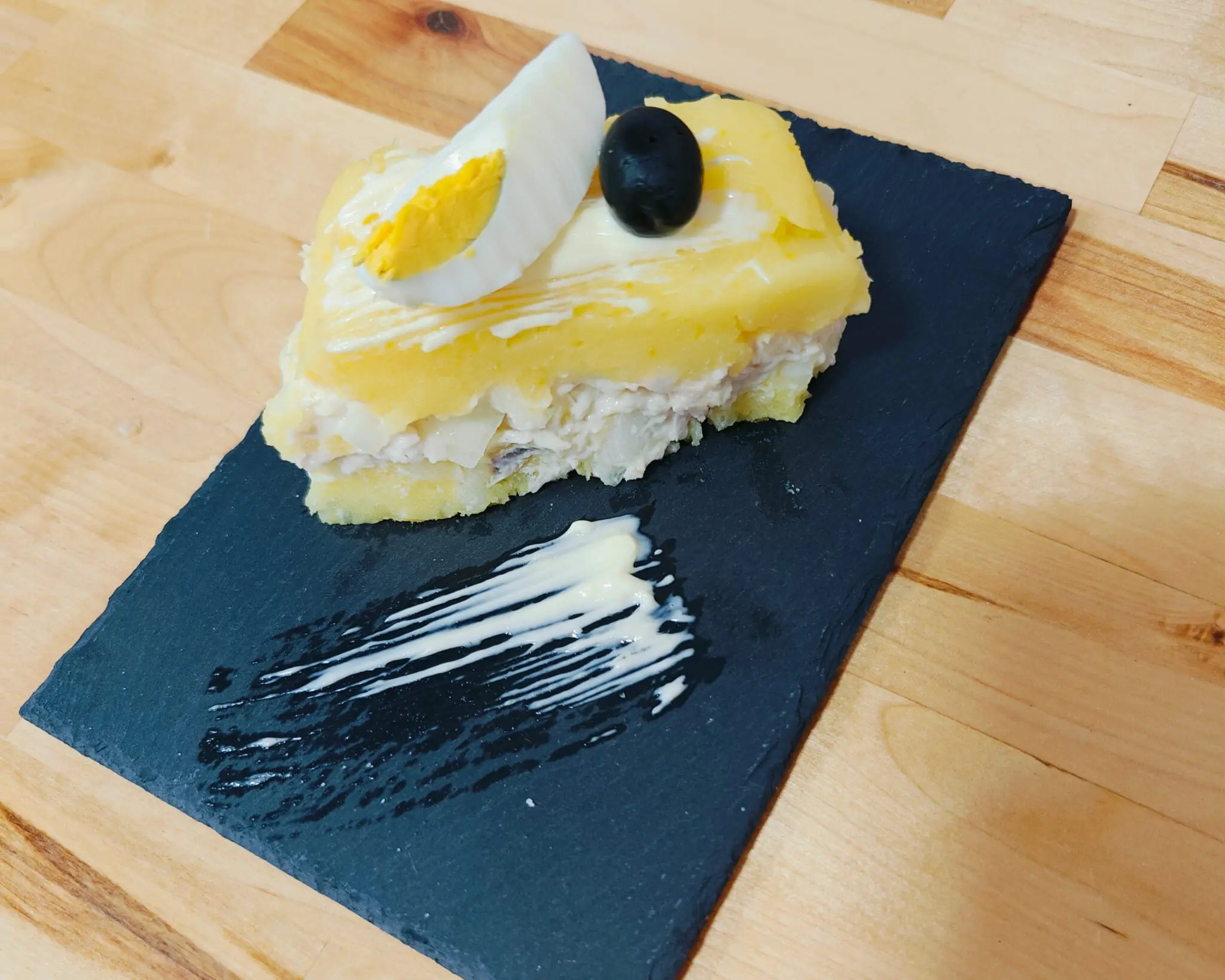 Receta Tradicional de Causa Limeña de Pollo con Sal de Maras Fina